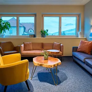 Apartment Charmante Fuer 2 Personen In Zentrumsnaehe X Privater Parkplatz X Hochwertige Coworking-arbeitsplaetze Im Haus Innsbruck